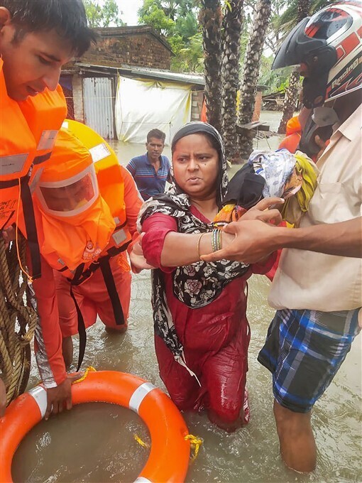 നാശം വിതച്ച് യാസ് ചുഴലിക്കാറ്റ്.. ബംഗാളിൽ എൻഡിആർഎഫ് സംഘത്തിന്റെ നേതൃത്വത്തിലുളള രക്ഷാപ്രവർത്തനം..ചിത്രങ്ങൾ