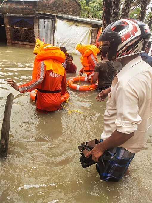 നാശം വിതച്ച് യാസ് ചുഴലിക്കാറ്റ്.. ബംഗാളിൽ എൻഡിആർഎഫ് സംഘത്തിന്റെ നേതൃത്വത്തിലുളള രക്ഷാപ്രവർത്തനം..ചിത്രങ്ങൾ