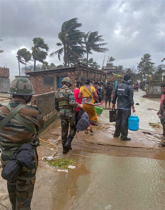 നാശം വിതച്ച് യാസ് ചുഴലിക്കാറ്റ്.. ബംഗാളിൽ എൻഡിആർഎഫ് സംഘത്തിന്റെ നേതൃത്വത്തിലുളള രക്ഷാപ്രവർത്തനം..ചിത്രങ്ങൾ