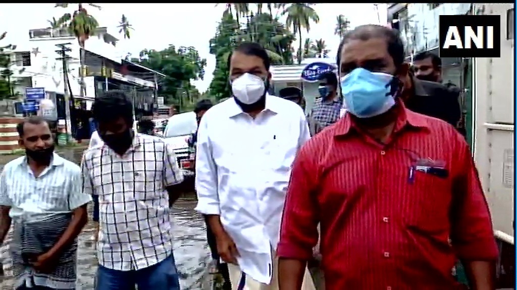 കനത്ത മഴയില്‍ വെള്ളം കയറിയ തിരുവനന്തപുരം കല്ലാട്ടുമുക്ക് റോഡ് സന്ദര്‍ശിക്കുന്ന മന്ത്രി വി ശിവന്‍കുട്ടി: ചിത്രങ്ങള്‍