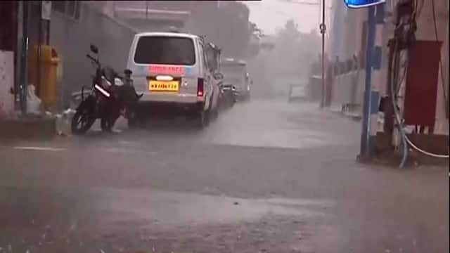 ഇരുള്‍ മൂടി പശ്ചിമ ബംഗാള്‍; യാസ് ഭീഷണിക്കിടെ കനത്ത മഴ- ചിത്രങ്ങള്‍ കാണാം