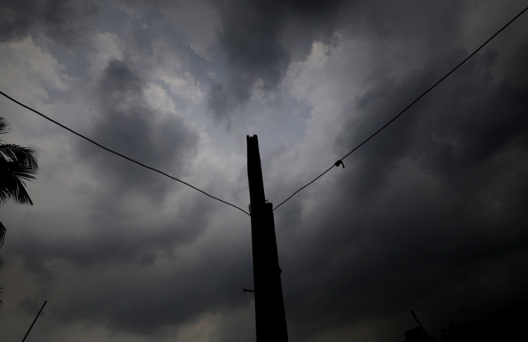 ഇരുള്‍ മൂടി പശ്ചിമ ബംഗാള്‍; യാസ് ഭീഷണിക്കിടെ കനത്ത മഴ- ചിത്രങ്ങള്‍ കാണാം