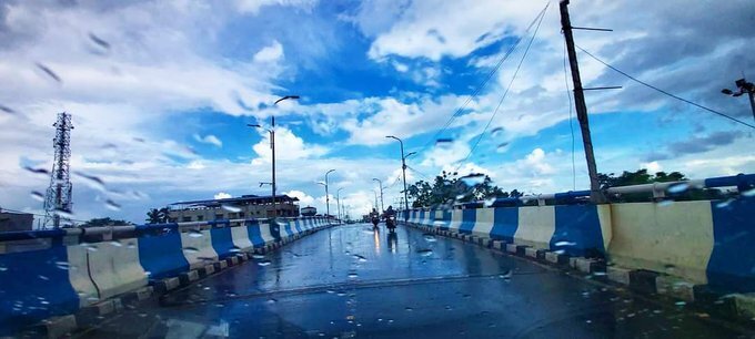 ഇരുള്‍ മൂടി പശ്ചിമ ബംഗാള്‍; യാസ് ഭീഷണിക്കിടെ കനത്ത മഴ- ചിത്രങ്ങള്‍ കാണാം