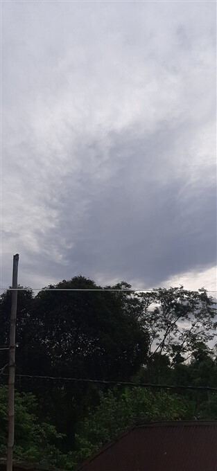 ഇരുള്‍ മൂടി പശ്ചിമ ബംഗാള്‍; യാസ് ഭീഷണിക്കിടെ കനത്ത മഴ- ചിത്രങ്ങള്‍ കാണാം