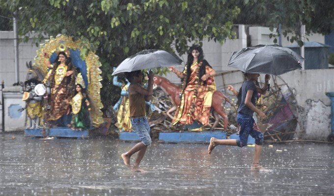ഇരുള്‍ മൂടി പശ്ചിമ ബംഗാള്‍; യാസ് ഭീഷണിക്കിടെ കനത്ത മഴ- ചിത്രങ്ങള്‍ കാണാം