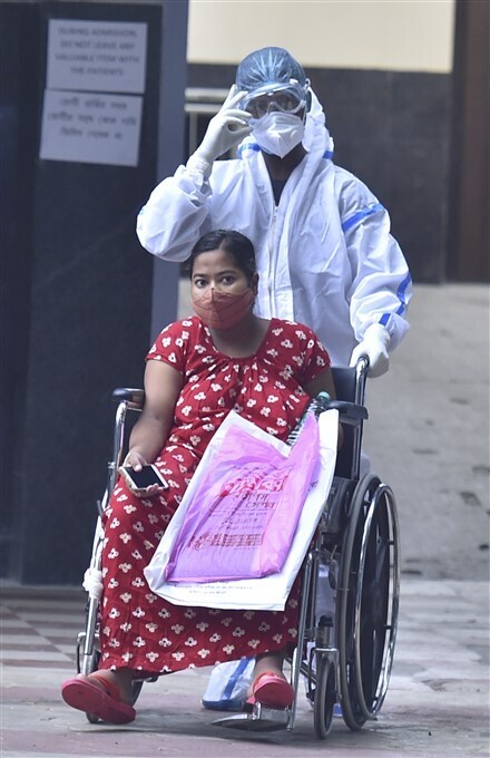 കനത്ത മഴയില്‍ വെള്ളം കയറി കൊല്‍ക്കത്ത നഗരം; ചിത്രങ്ങള്‍