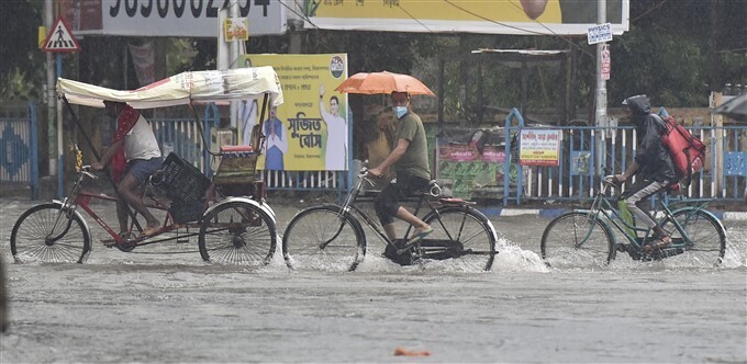 കനത്ത മഴയില്‍ വെള്ളം കയറി കൊല്‍ക്കത്ത നഗരം; ചിത്രങ്ങള്‍