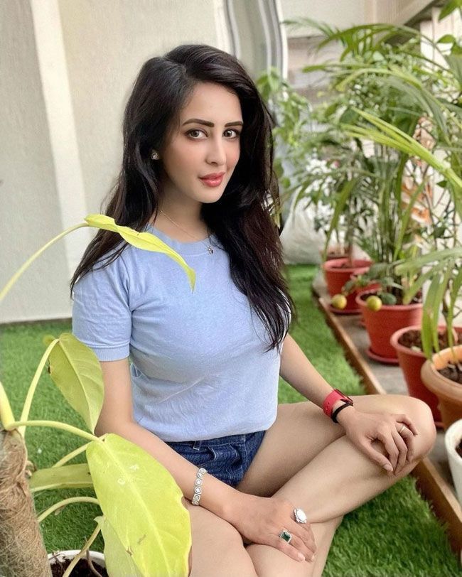 നടി ചാഹത് ഖന്നയുടെ ഏറ്റവും പുതിയ ചിത്രങ്ങള്‍ കാണാം