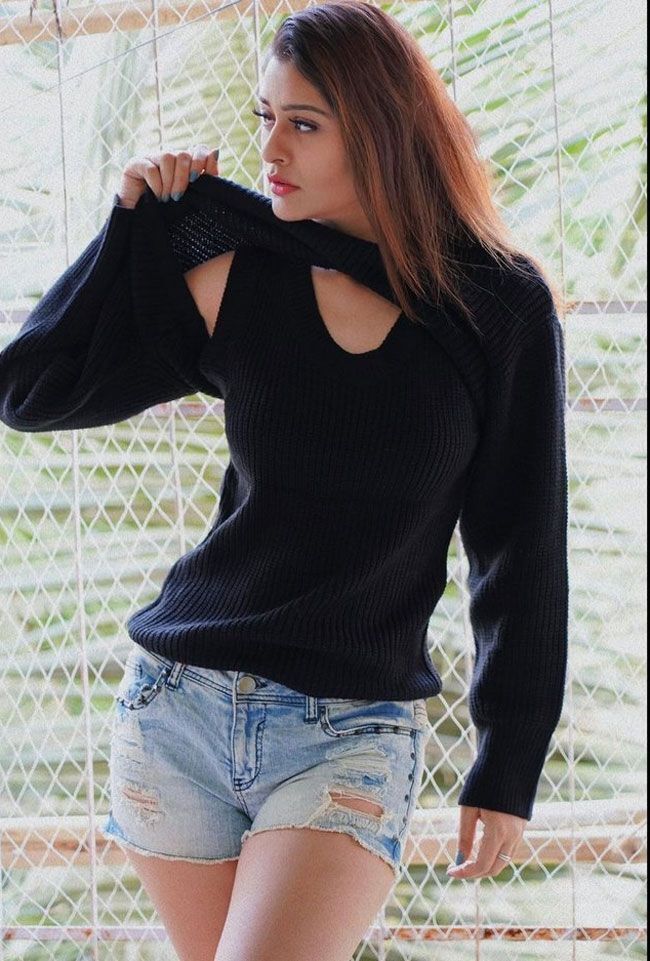 ഗ്ലാമറസ് ഫോട്ടോഷൂട്ടുമായി പായല്‍ രാജ്പുത്; വൈറലായ ചിത്രങ്ങള്‍ കാണാം