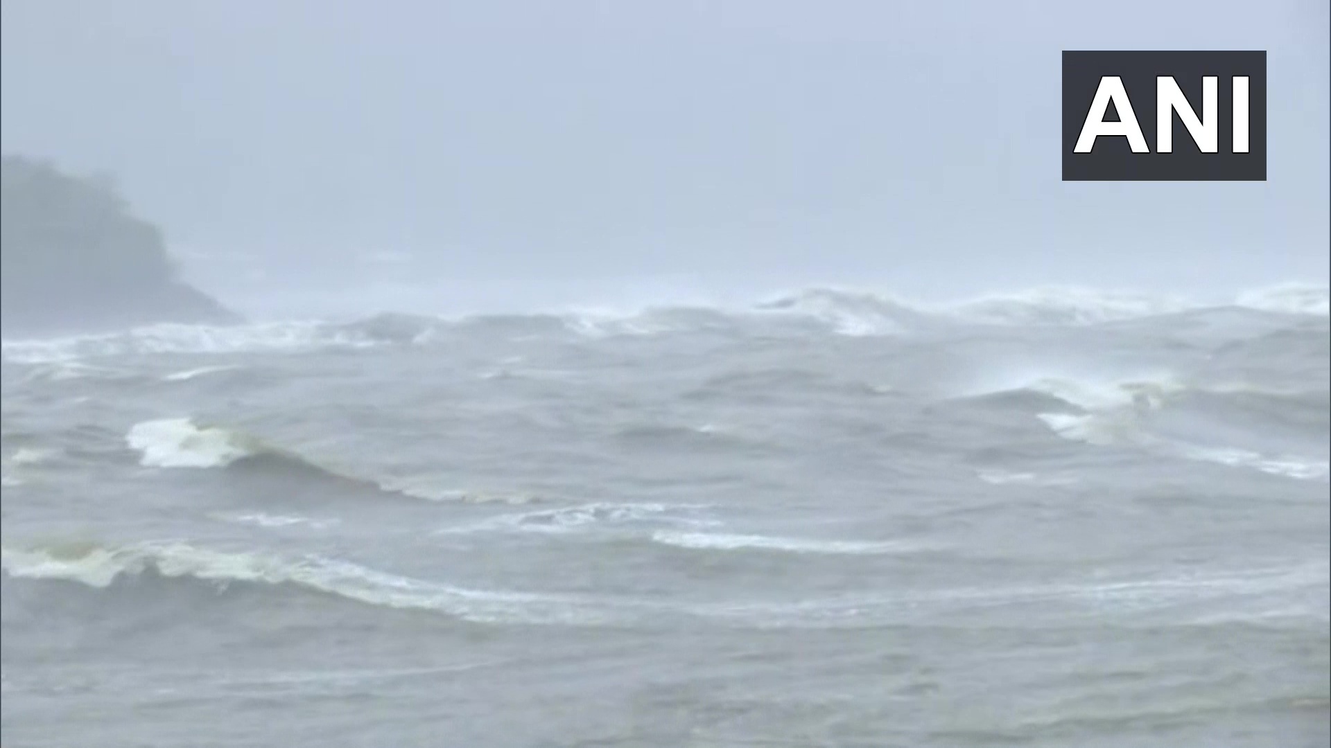 ടൗട്ടേ ചുഴലിക്കാറ്റ് ഗോവന്‍ തീരത്ത്; പനാജിയില്‍ നിന്നുള്ള ചിത്രങ്ങള്‍ കാണാം