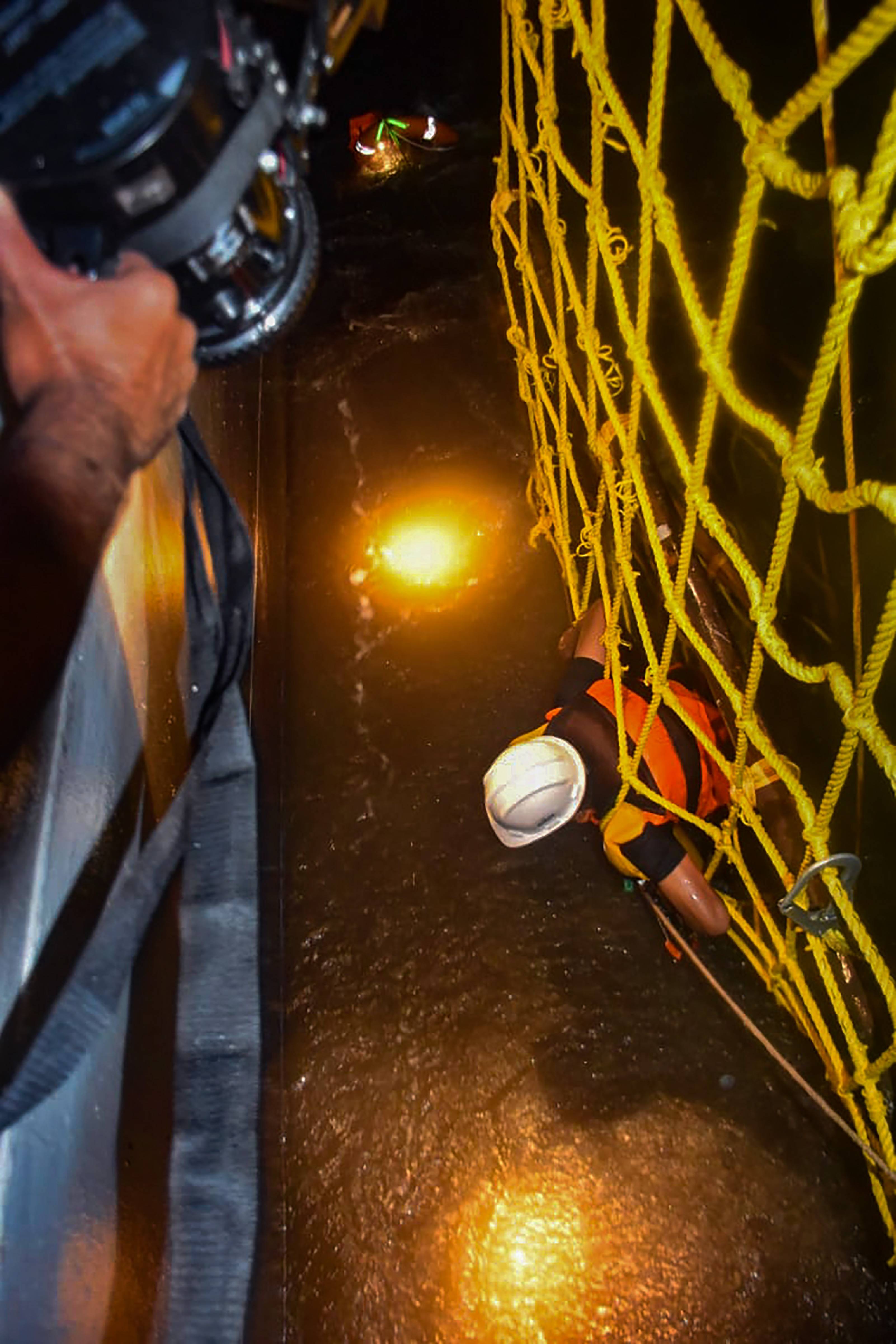 മുംബൈയില്‍ ബാര്‍ഗിലെ ജീവനക്കാരെ രക്ഷിക്കാനുള്ള നാവിക സേനയുടെ ശ്രമം: ചിത്രങ്ങള്‍