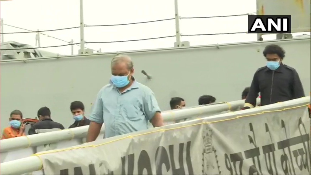 മുംബൈയില്‍ ബാര്‍ഗിലെ ജീവനക്കാരെ രക്ഷിക്കാനുള്ള നാവിക സേനയുടെ ശ്രമം: ചിത്രങ്ങള്‍