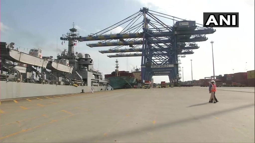 80 മെട്രിക് ടണ്‍ ഓക്‌സിജനുമായി കൊച്ചിയിലെത്തിയ ഐഎന്‍എസ് ഷര്‍ദുല്‍ കപ്പല്‍: ചിത്രങ്ങള്‍ കാണാം