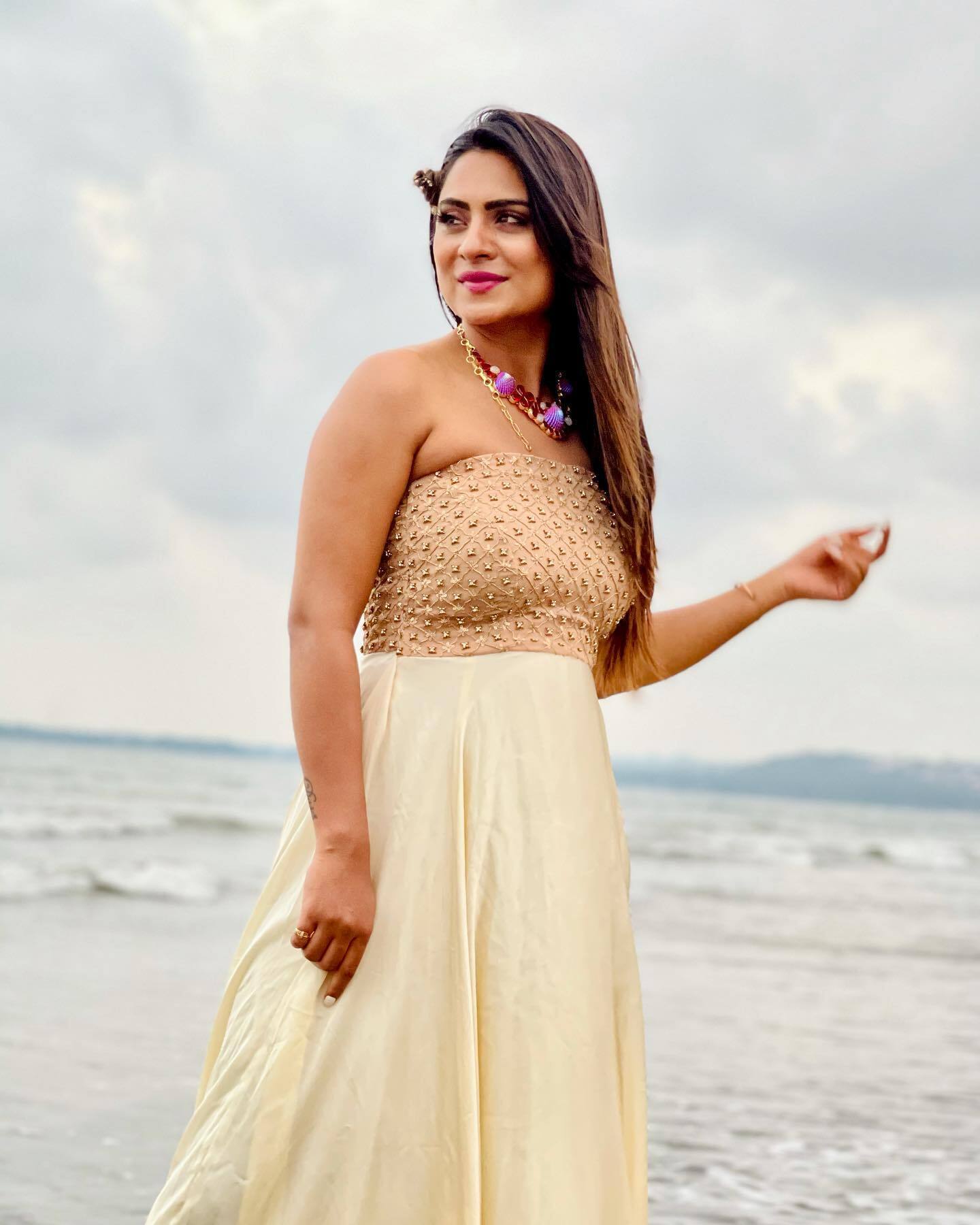 കടലോരങ്ങളെ തഴുകി ദീപിക ദാസിന്റെ ഏറ്റവും പുതിയ ഫോട്ടോഷൂട്ട്; ചിത്രങ്ങള്‍ വൈറല്‍