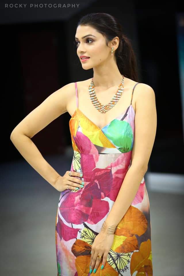 പുതിയ ലുക്കില്‍ തിളങ്ങി നിമിക രത്‌നാകര്‍; വൈറലായ ചിത്രങ്ങള്‍ കാണാം