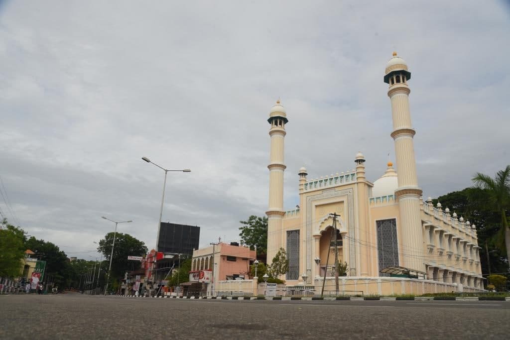 ഈദ് ദിനത്തിൽ ആളൊഴിഞ്ഞ് പള്ളികൾ, തിരുവനന്തപുരം പാളയം ജുമാ മസ്ജിദിന്റെ ചിത്രങ്ങൾ