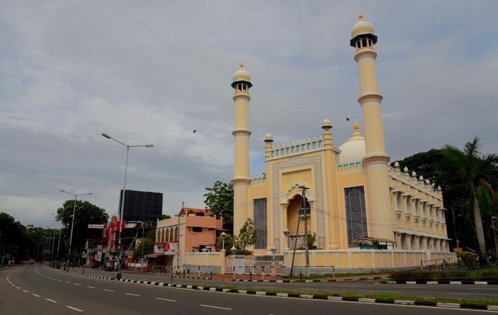 ഈദ് ദിനത്തിൽ ആളൊഴിഞ്ഞ് പള്ളികൾ, തിരുവനന്തപുരം പാളയം ജുമാ മസ്ജിദിന്റെ ചിത്രങ്ങൾ