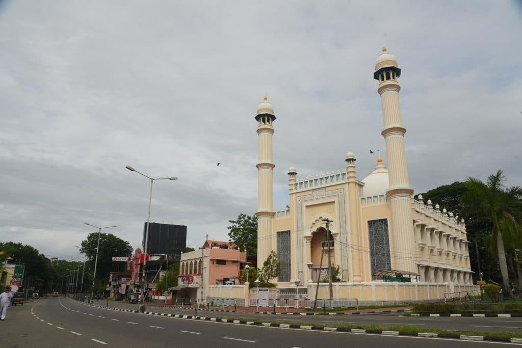 ഈദ് ദിനത്തിൽ ആളൊഴിഞ്ഞ് പള്ളികൾ, തിരുവനന്തപുരം പാളയം ജുമാ മസ്ജിദിന്റെ ചിത്രങ്ങൾ