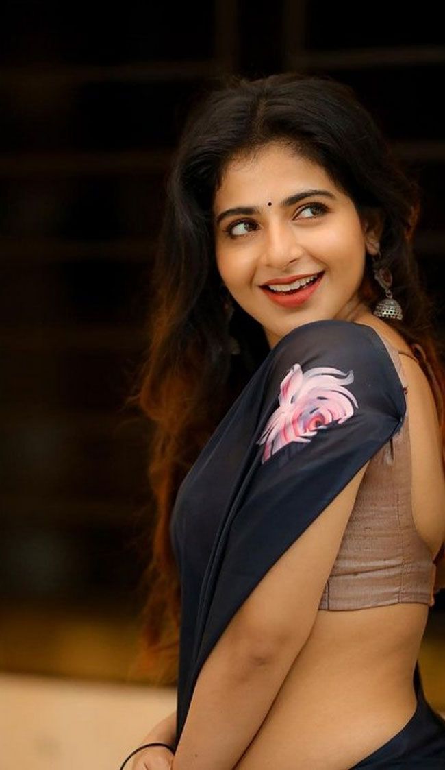 സാരിയില്‍ അതീവ സുന്ദരിയായി ഐശ്വര്യ മേനോന്‍. വൈറലായ ചിത്രങ്ങള്‍ കാണാം