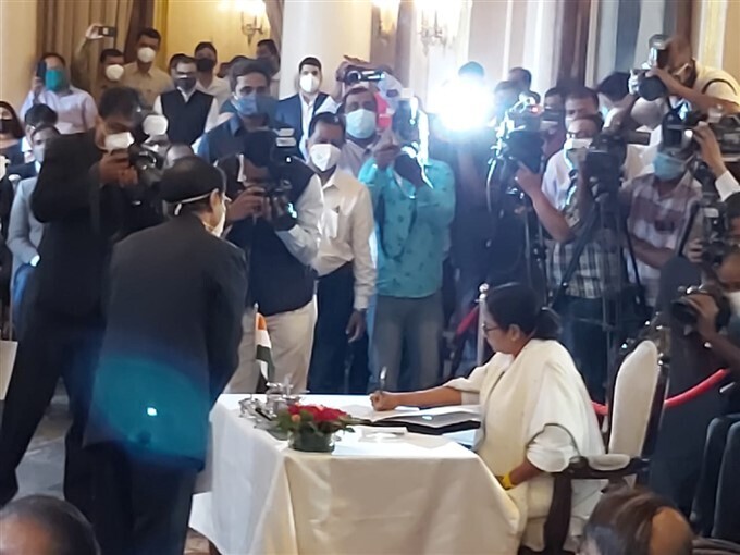 ബംഗാൾ മുഖ്യമന്ത്രിയായി മമത ബാനർജി സത്യപ്രതിജ്ഞ ചെയ്തു, ചിത്രങ്ങൾ കാണാം