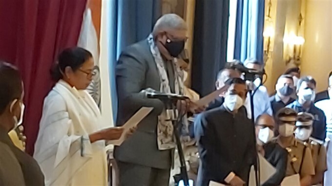 ബംഗാൾ മുഖ്യമന്ത്രിയായി മമത ബാനർജി സത്യപ്രതിജ്ഞ ചെയ്തു, ചിത്രങ്ങൾ കാണാം