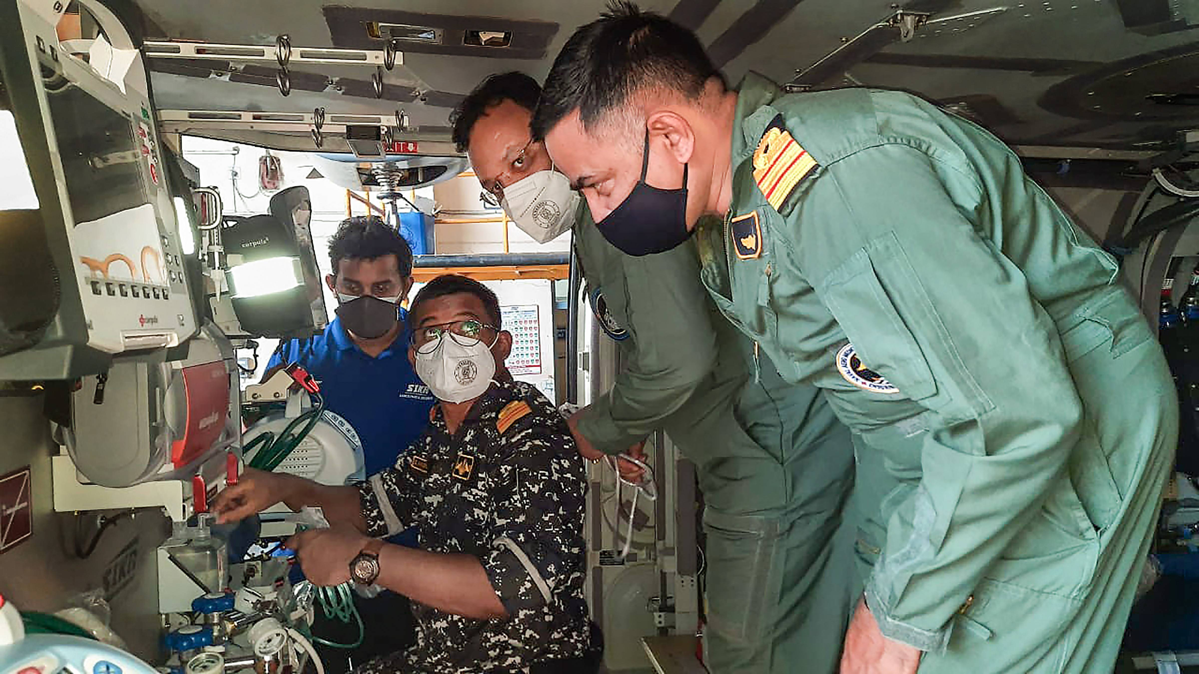 ഇന്ത്യന്‍ നാവിക സേനയുടെ അത്യാധുനിക ഹെലികോപ്റ്ററില്‍ മെഡിക്കല്‍ ഐസിയു സ്ഥാപിച്ചു: ചിത്രങ്ങള്‍