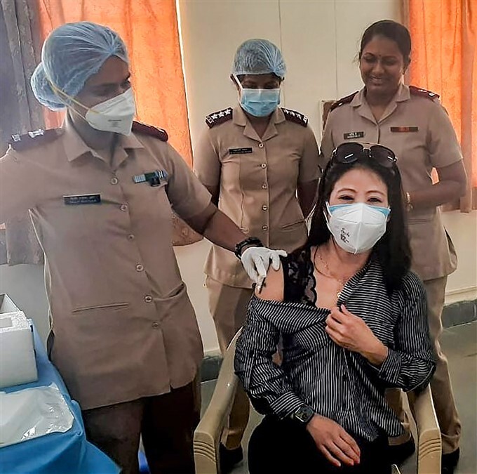 Covid-19 2nd wave: Citizens Receive COVID-19 vaccine During third phase Of vaccination Across Indian, 13/05/2021