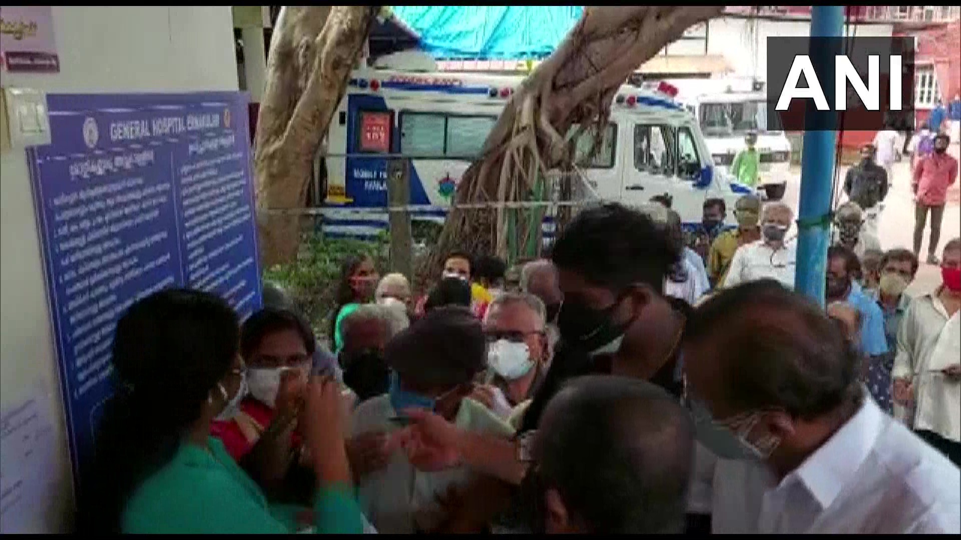 വാക്സിനേഷനായി എറണാകുളം ജനറൽ ആശുപത്രിക്ക് മുൻപിൽ ജനം തടിച്ച് കൂടിയപ്പോൾ