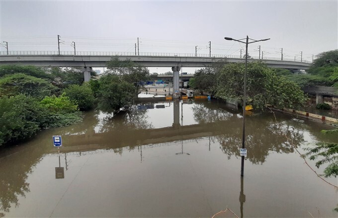 ദില്ലിയില്‍ കനത്ത മഴ: ചിത്രങ്ങള്‍ കാണാം