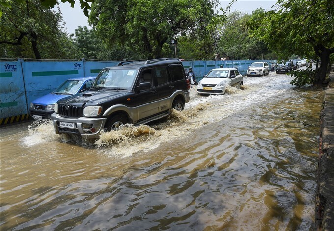ദില്ലിയില്‍ കനത്ത മഴ: ചിത്രങ്ങള്‍ കാണാം