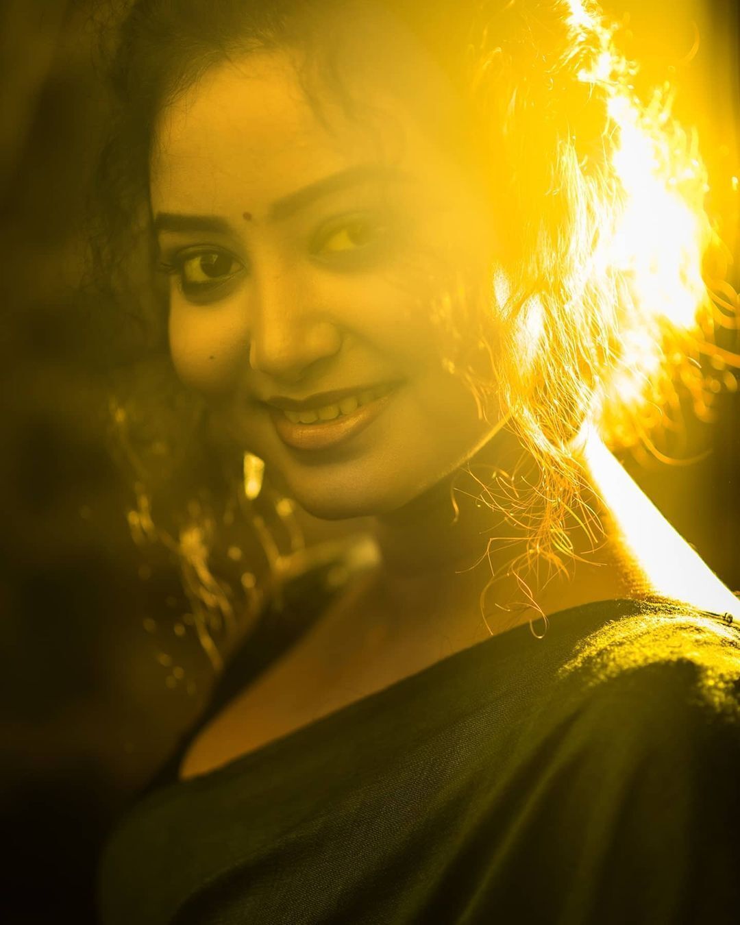 സാരിയില്‍ ഗ്ലാമറസ് ലുക്കുമായി സയനി പ്രധാന്‍; വൈറല്‍ ചിത്രങ്ങള്‍ കാണാം