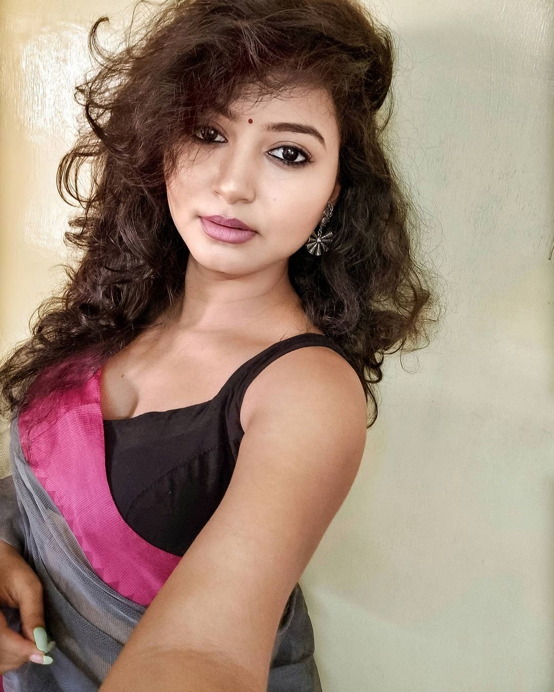 സാരിയില്‍ ഗ്ലാമറസ് ലുക്കുമായി സയനി പ്രധാന്‍; വൈറല്‍ ചിത്രങ്ങള്‍ കാണാം