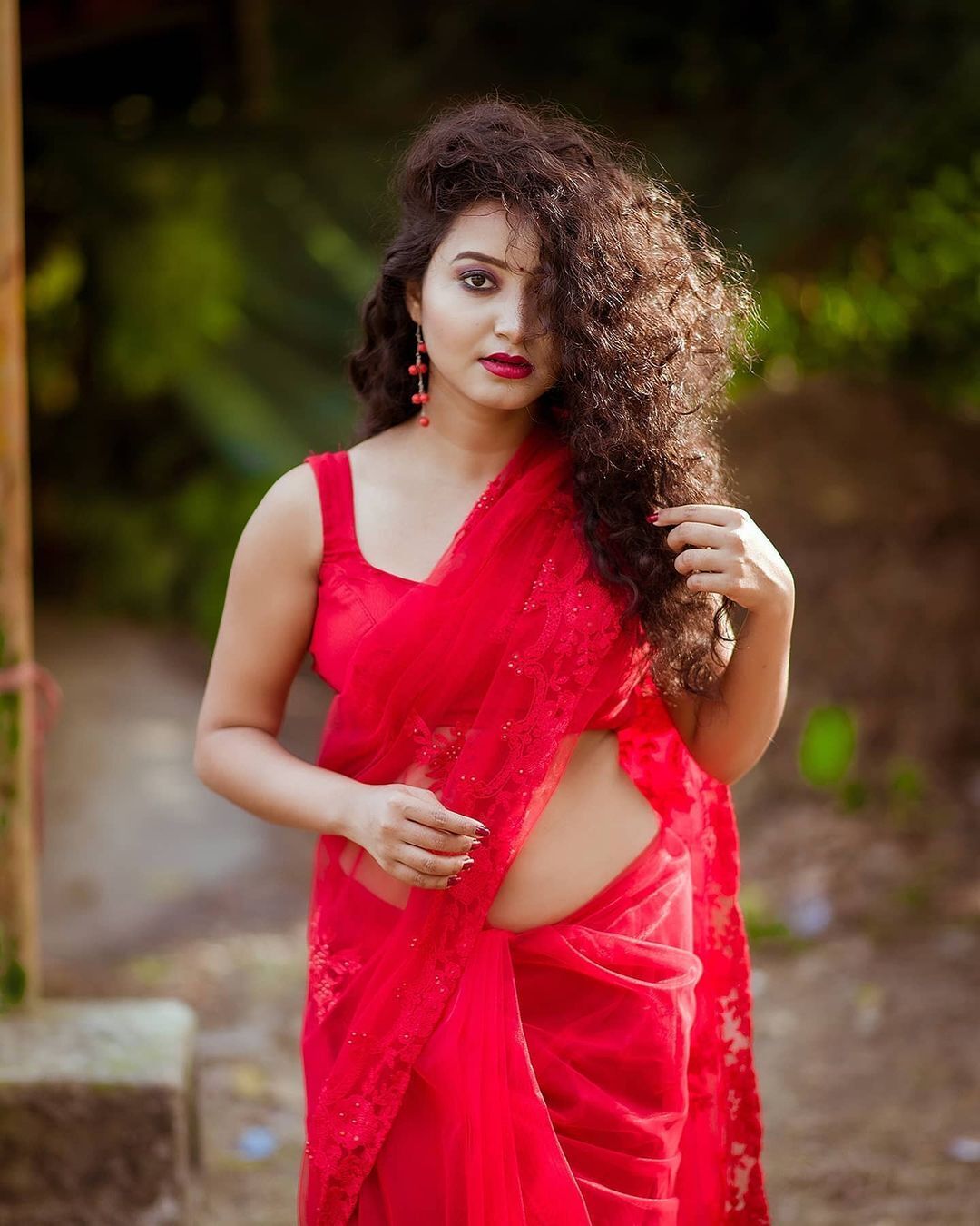 സാരിയില്‍ ഗ്ലാമറസ് ലുക്കുമായി സയനി പ്രധാന്‍; വൈറല്‍ ചിത്രങ്ങള്‍ കാണാം