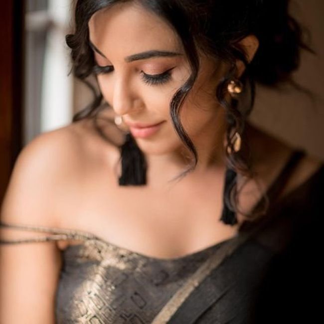 കറുപ്പിൽ അഴകായി പാർവതി നായർ; ചിത്രങ്ങൾ ഏറ്റെടുത്ത് ആരാധകർ