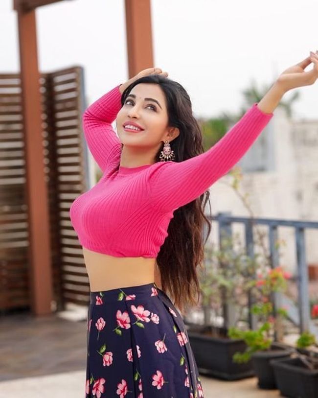 കറുപ്പിൽ അഴകായി പാർവതി നായർ; ചിത്രങ്ങൾ ഏറ്റെടുത്ത് ആരാധകർ