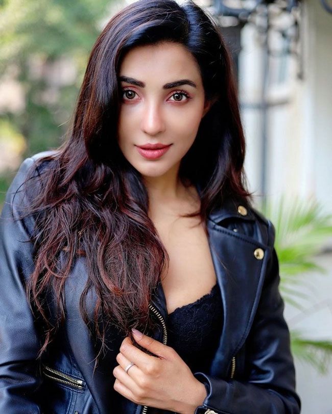 കറുപ്പിൽ അഴകായി പാർവതി നായർ; ചിത്രങ്ങൾ ഏറ്റെടുത്ത് ആരാധകർ