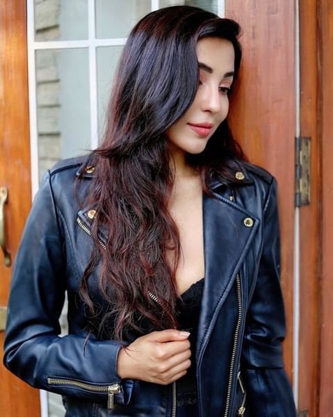 കറുപ്പിൽ അഴകായി പാർവതി നായർ; ചിത്രങ്ങൾ ഏറ്റെടുത്ത് ആരാധകർ