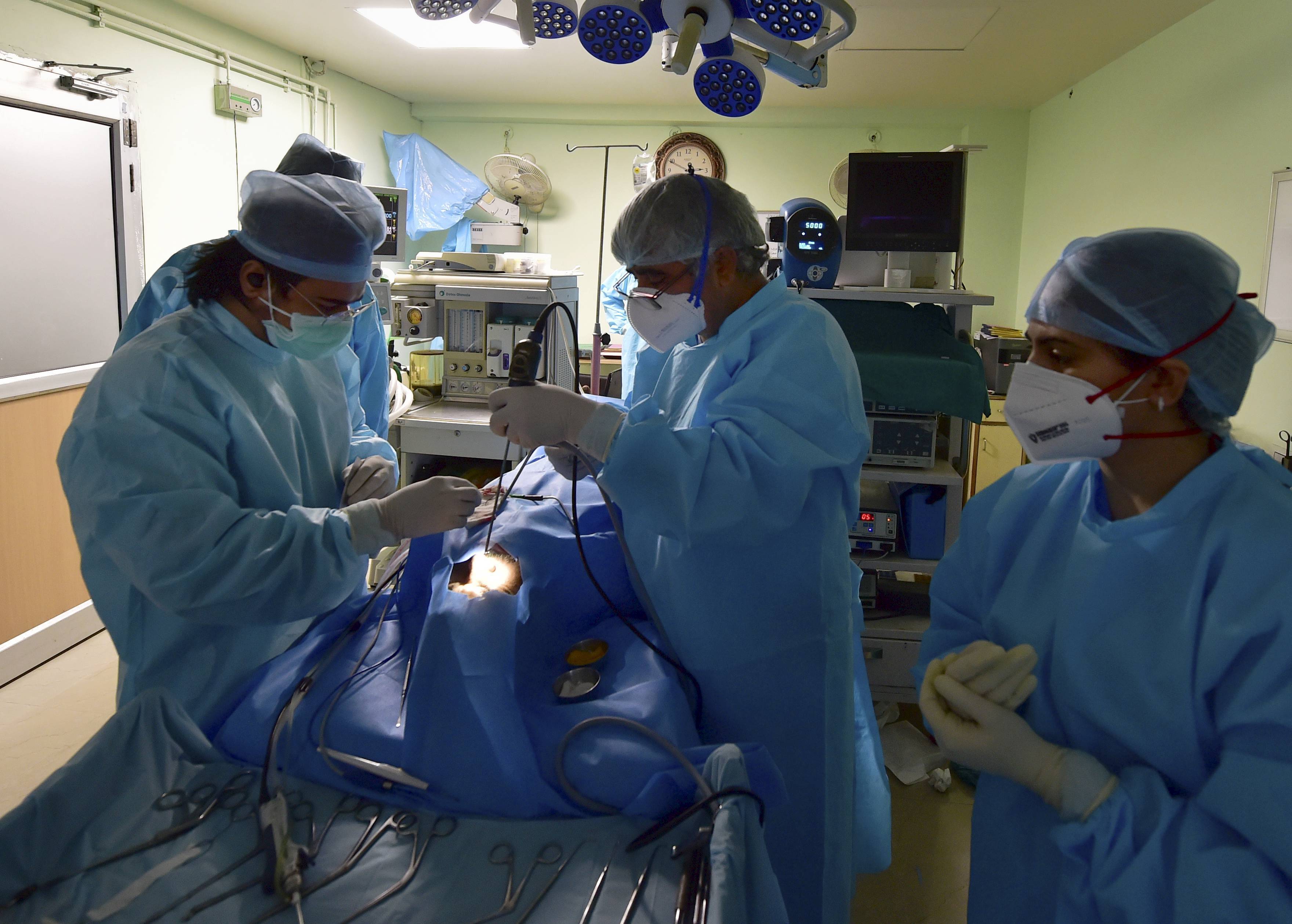 ബ്ലാക്ക് ആൻഡ് വൈറ്റ് ഫംഗസ് ബാധയേറ്റ രോഗിക്ക് നിർണായക ശസ്ത്രക്രിയ- ചിത്രങ്ങൾ