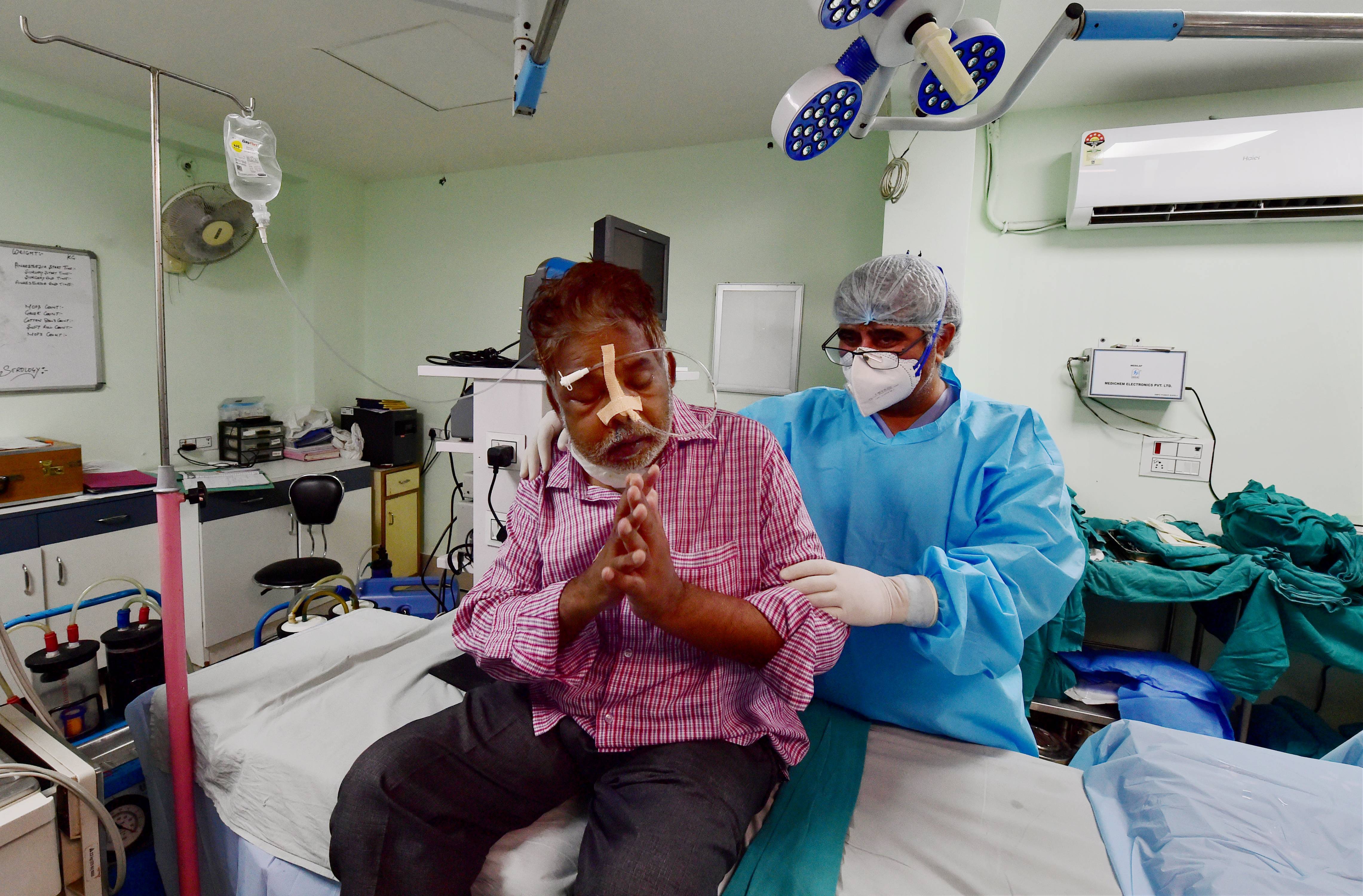 ബ്ലാക്ക് ആൻഡ് വൈറ്റ് ഫംഗസ് ബാധയേറ്റ രോഗിക്ക് നിർണായക ശസ്ത്രക്രിയ- ചിത്രങ്ങൾ