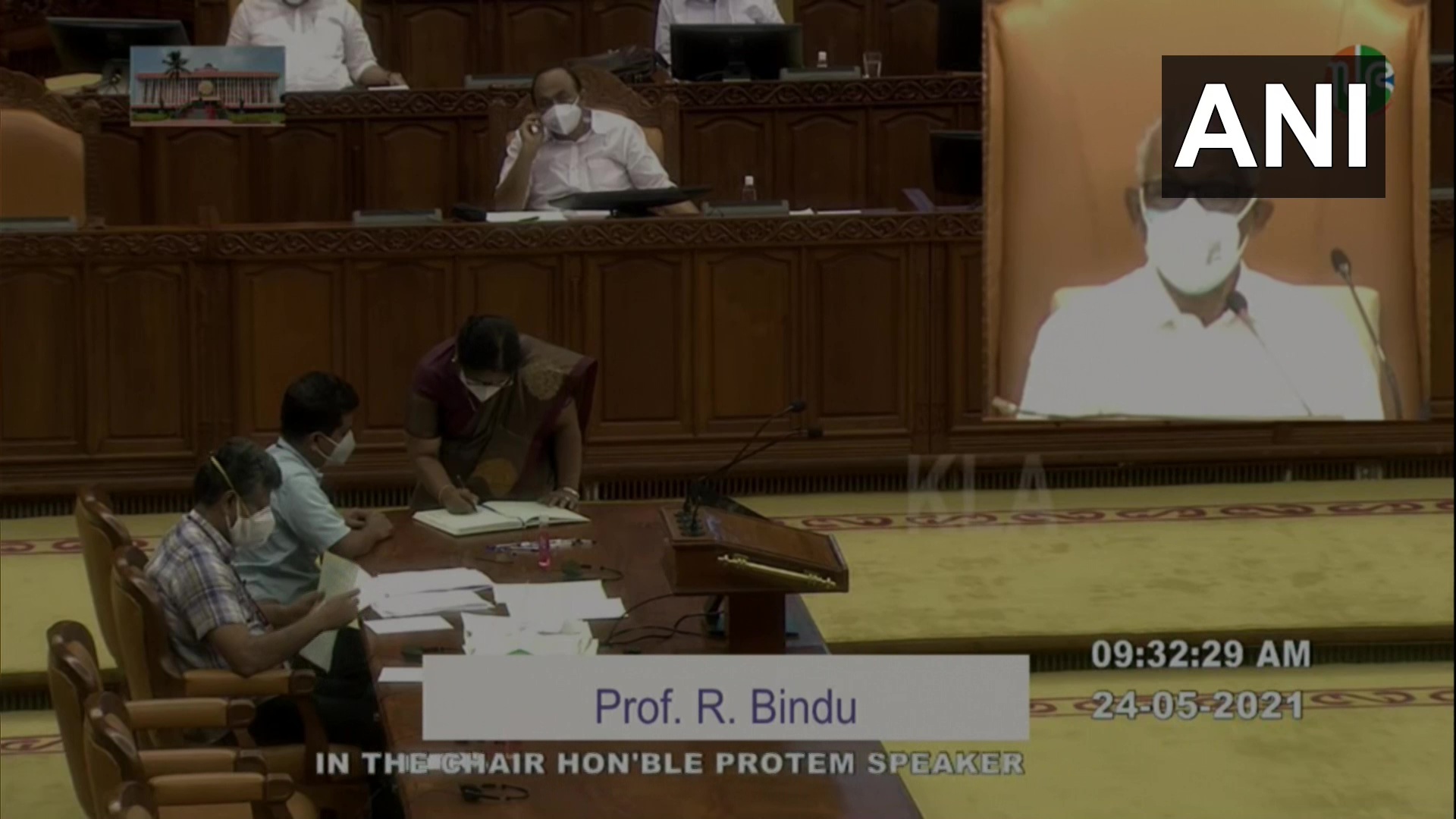 സത്യപ്രതിജ്ഞ ചെയ്ത് എംഎൽഎമാർ, നിയമസഭയിൽ നിന്നുളള ചിത്രങ്ങൾ