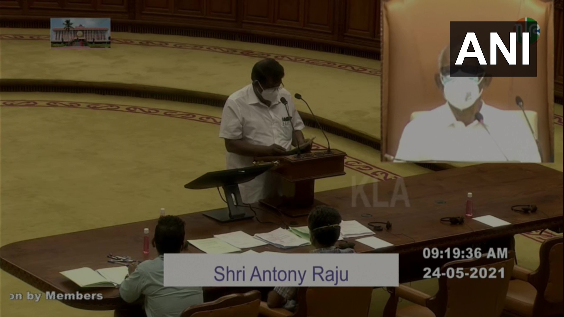 സത്യപ്രതിജ്ഞ ചെയ്ത് എംഎൽഎമാർ, നിയമസഭയിൽ നിന്നുളള ചിത്രങ്ങൾ