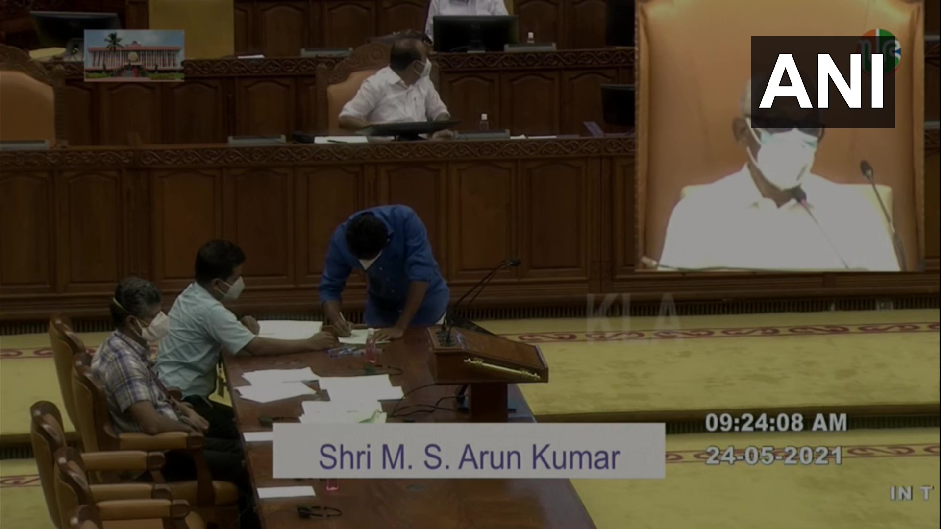 സത്യപ്രതിജ്ഞ ചെയ്ത് എംഎൽഎമാർ, നിയമസഭയിൽ നിന്നുളള ചിത്രങ്ങൾ