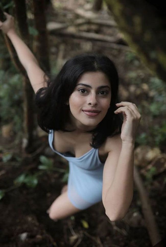 തിളങ്ങുന്ന മഞ്ഞ വസ്ത്രത്തില്‍ ബെഡ്‌റൂം ചിത്രങ്ങളുമായി അനിഷ് വിക്ടര്‍; വൈറല്‍ ചിത്രങ്ങള്‍ കാണാം