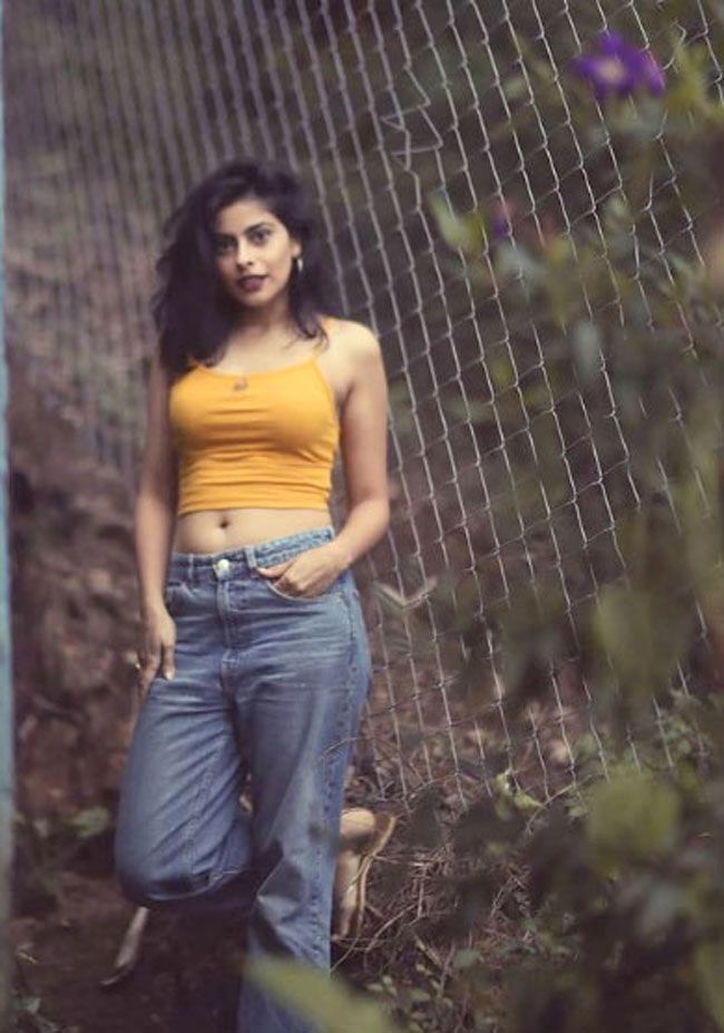 തിളങ്ങുന്ന മഞ്ഞ വസ്ത്രത്തില്‍ ബെഡ്‌റൂം ചിത്രങ്ങളുമായി അനിഷ് വിക്ടര്‍; വൈറല്‍ ചിത്രങ്ങള്‍ കാണാം