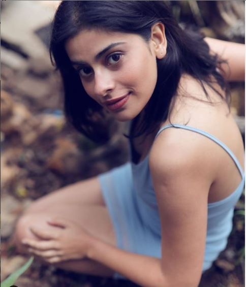 തിളങ്ങുന്ന മഞ്ഞ വസ്ത്രത്തില്‍ ബെഡ്‌റൂം ചിത്രങ്ങളുമായി അനിഷ് വിക്ടര്‍; വൈറല്‍ ചിത്രങ്ങള്‍ കാണാം