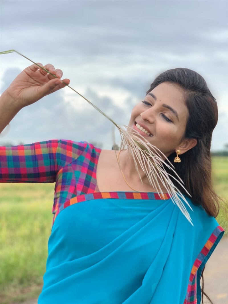 സാരിയില്‍ അതി സുന്ദരിയായി അഞ്ജലി; ഏറ്റവും പുതിയ ഫോട്ടോഷൂട്ട് കാണാം