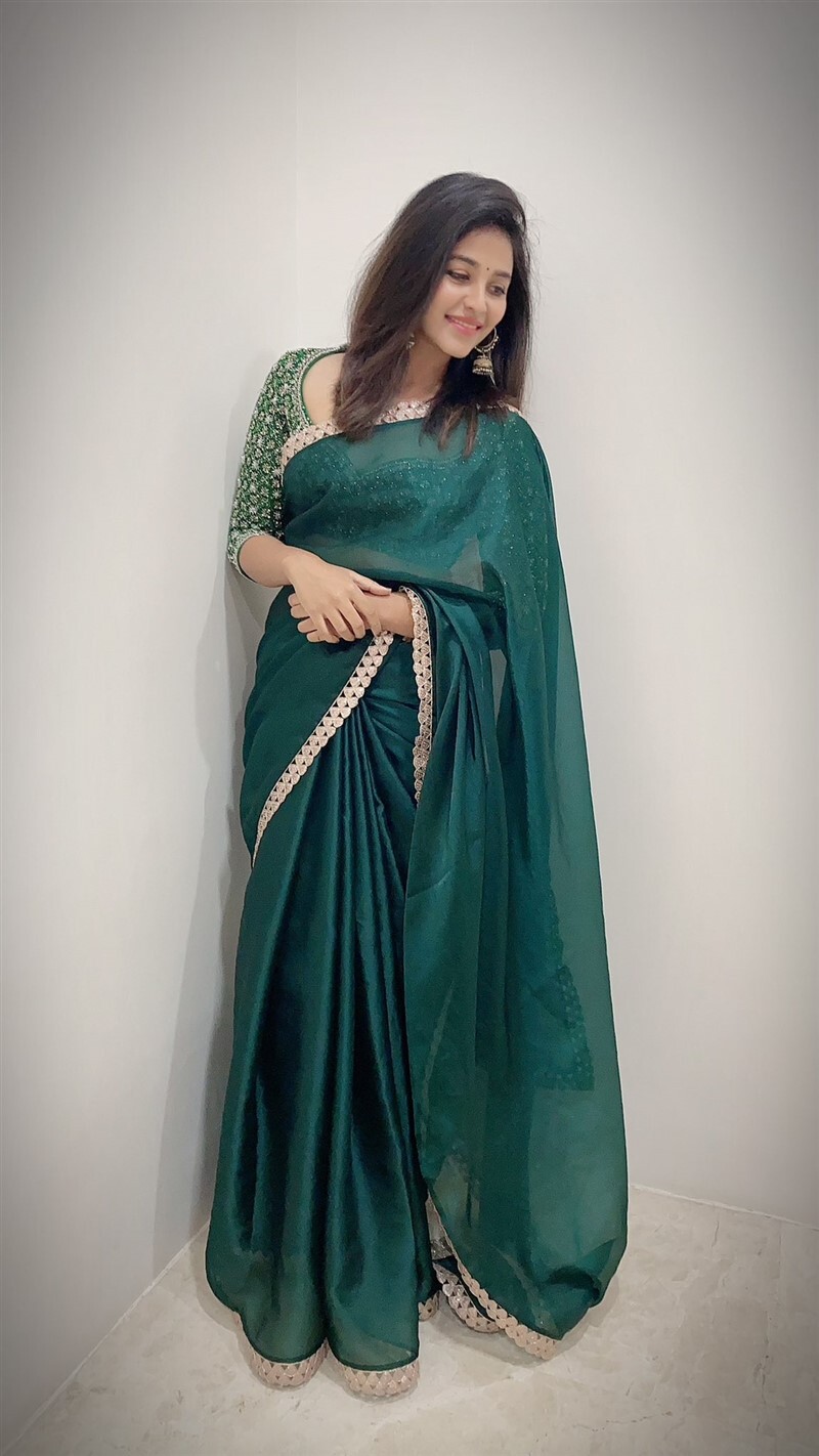 സാരിയില്‍ അതി സുന്ദരിയായി അഞ്ജലി; ഏറ്റവും പുതിയ ഫോട്ടോഷൂട്ട് കാണാം