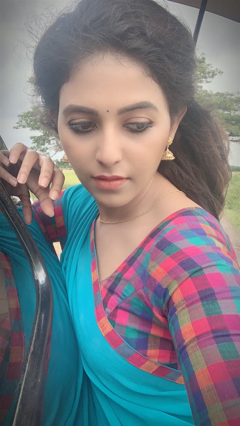 സാരിയില്‍ അതി സുന്ദരിയായി അഞ്ജലി; ഏറ്റവും പുതിയ ഫോട്ടോഷൂട്ട് കാണാം