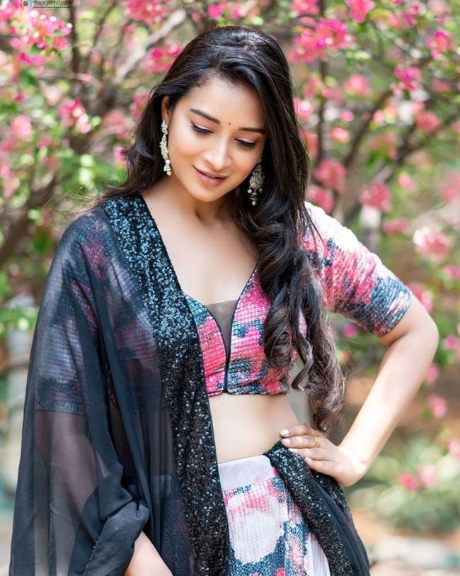 ഭാനു ശ്രീ മെഹ്റയുടെ പുതിയ ചിത്രങ്ങള്‍ കാണാം