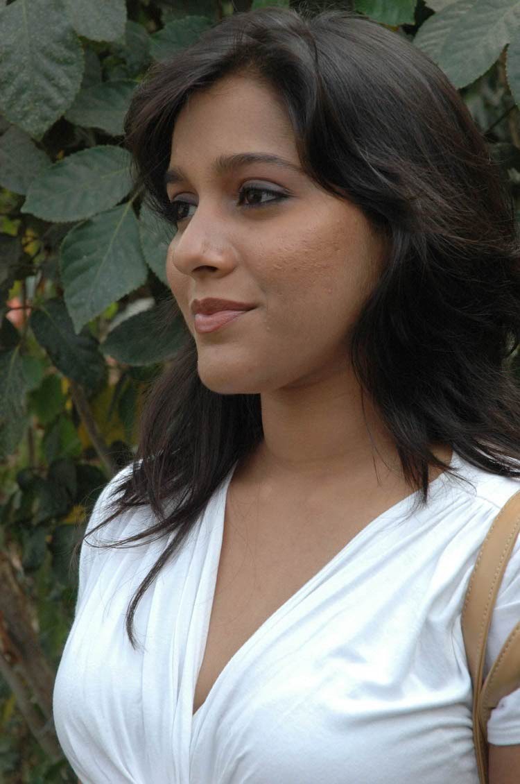 രഷ്മി ഗൗതമിന്‍റെ പുതിയ ചിത്രങ്ങള്‍ കാണാം